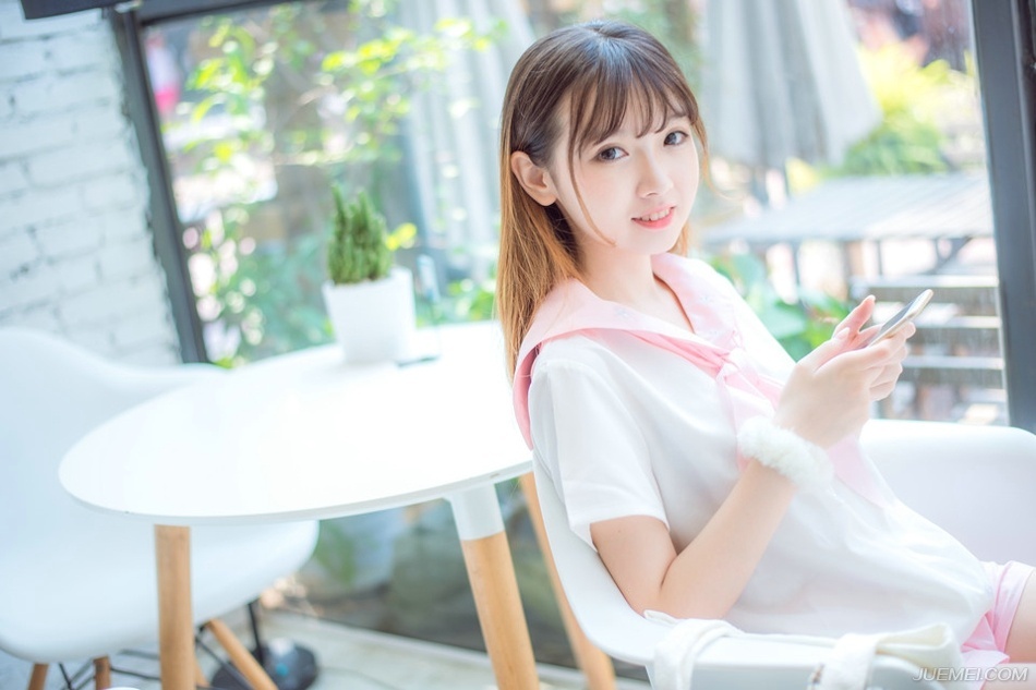 众人正在寒暄，邓贤带着人匆匆赶来，向庞统和魏延抱了抱拳道：“士元先生，大事不好，刘璝将军带着人杀向刺史府，要杀刘璋，您快去看看吧。”